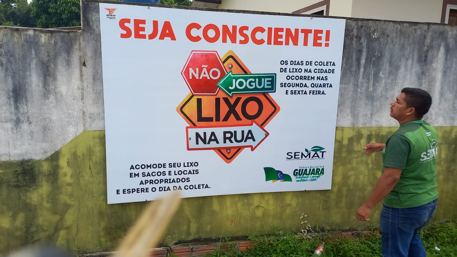 Prefeitura de Guajará (AM) distribui placas educativas para orientar a população sobre o descarte correto do “lixo”.