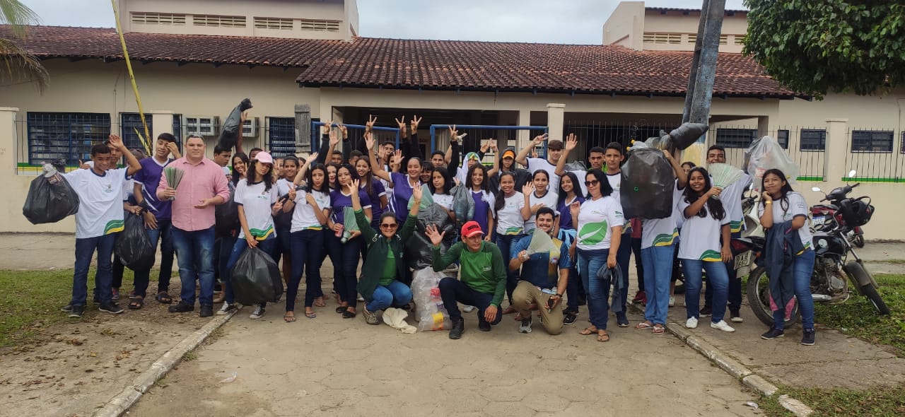 Secretaria de Meio Ambiente em parceria com a Escola José Elno realiza coleta de garrafas pet em Guajará (AM)